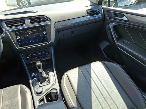 Used 2022 Volkswagen Tiguan SE image 17