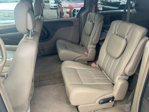 Used 2016 Chrysler Town & Country Touring w/ Driver Convenience Group FWD image 14