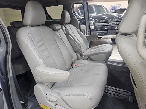 Used 2014 Toyota Sienna XLE FWD image 21