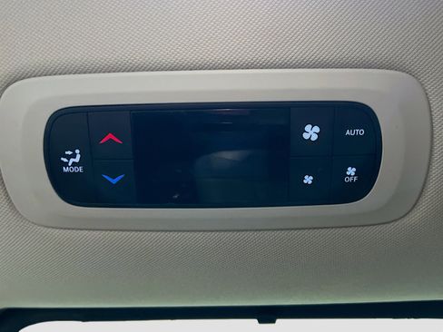 Used 2021 Chrysler Pacifica Touring-L image 18