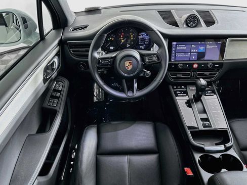 Certified 2026 Porsche Macan AWD/4WD image 24