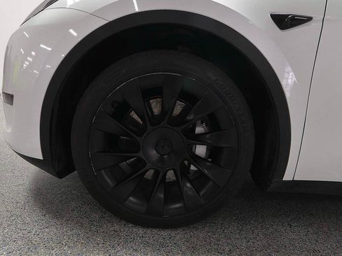 Used 2023 Tesla Model Y AWD image 5