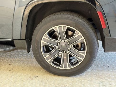 Used 2024 Jeep Wagoneer L Series II RWD image 11