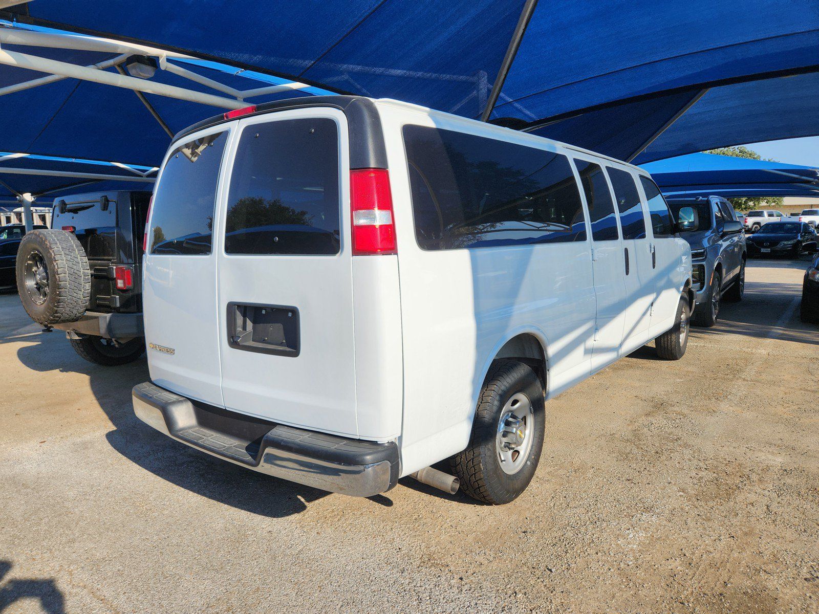 Used 2025 Chevrolet Express 3500 LT w/ LT Preferred Equipment Group RWD image 4