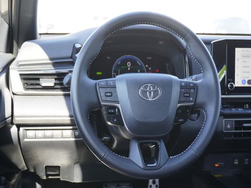 Used 2026 Toyota Camry SE AWD/4WD image 16