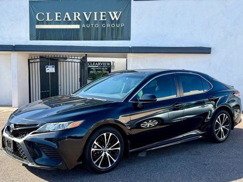 Used 2019 Toyota Camry SE FWD image 2