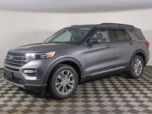 Used 2022 Ford Explorer XLT w/ Equipment Group 202A image 8
