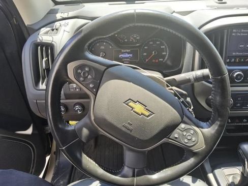 Used 2022 Chevrolet Colorado Z71 AWD/4WD image 2