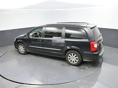 Used 2016 Chrysler Town & Country Touring FWD image 36
