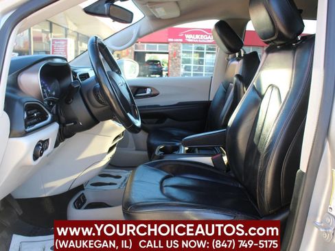 Used 2018 Chrysler Pacifica Touring-L image 12