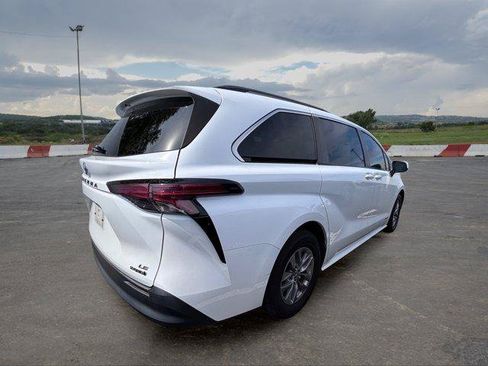 Used 2021 Toyota Sienna LE FWD image 3
