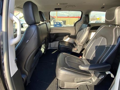 Used 2024 Chrysler Pacifica Touring-L image 11