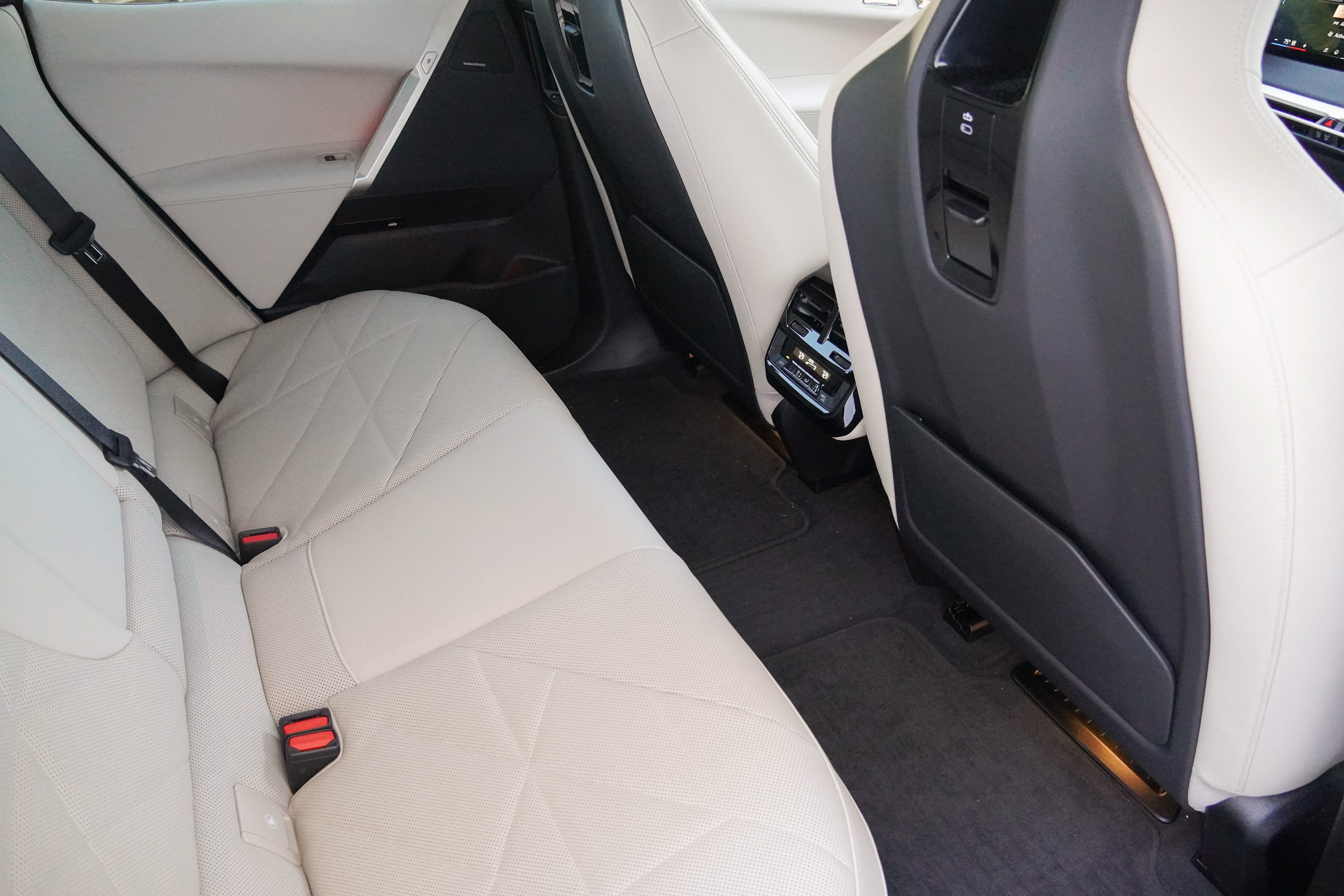 Certified 2024 BMW iX xDrive50 w/ Premium Package AWD/4WD image 35