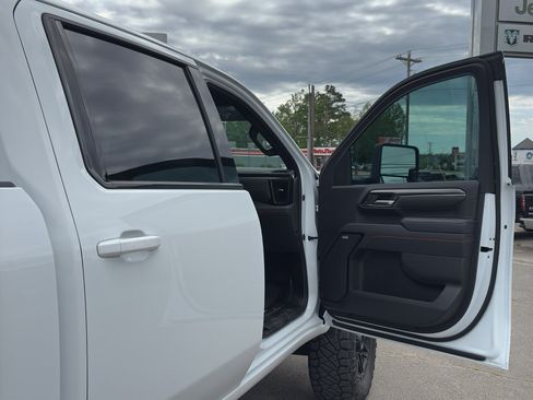 Used 2025 GMC Sierra 2500 AT4 AWD/4WD image 18