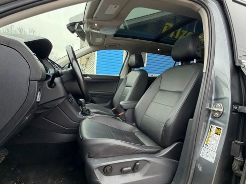 Used 2018 Volkswagen Tiguan SE w/ Panoramic Sunroof Package image 16