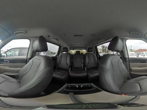 Used 2026 Kia Carnival FWD image 45