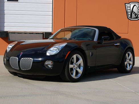 Used 2006 Pontiac Solstice Convertible w/ Premium Package image 3
