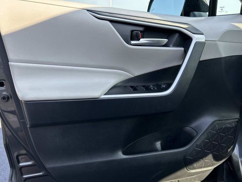 Used 2025 Toyota RAV4 XLE FWD image 22