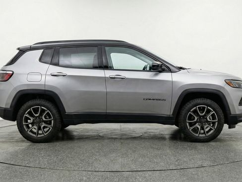Used 2025 Jeep Compass Trailhawk image 11