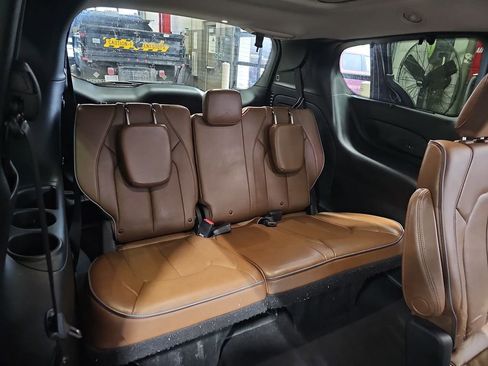 Used 2018 Chrysler Pacifica Limited w/ Advanced Safetytec Group image 12