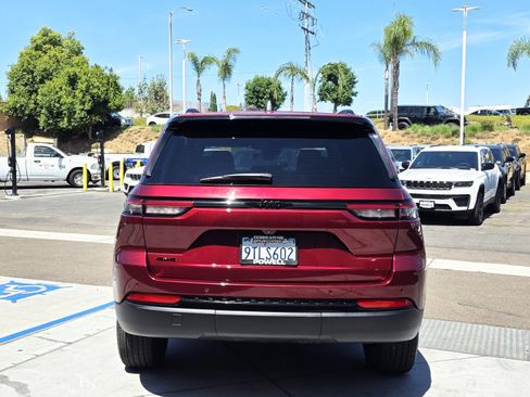 Certified 2025 Jeep Grand Cherokee Altitude AWD/4WD image 4