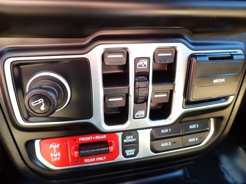 Used 2020 Jeep Gladiator Rubicon w/ Dual Top Group AWD/4WD image 17