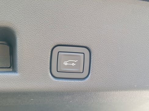 Used 2025 Chevrolet Traverse LT image 8