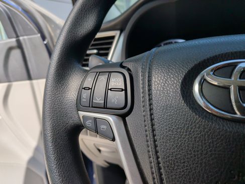 Used 2015 Toyota Highlander LE FWD image 18