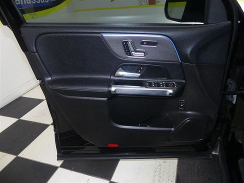 Used 2020 Mercedes-Benz GLB 250 4MATIC w/ Premium Package image 26