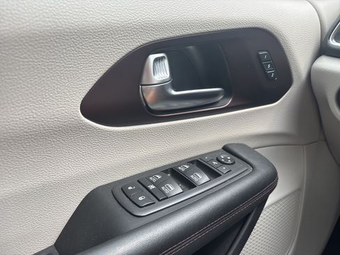 Used 2019 Chrysler Pacifica Limited w/ Advanced Safetytec Group FWD image 33