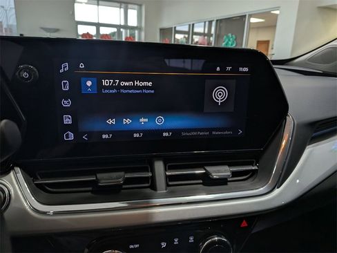 Used 2025 Chevrolet Trax LT w/ LT Convenience Package image 14