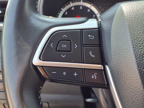 Used 2025 Toyota Highlander LE FWD image 6