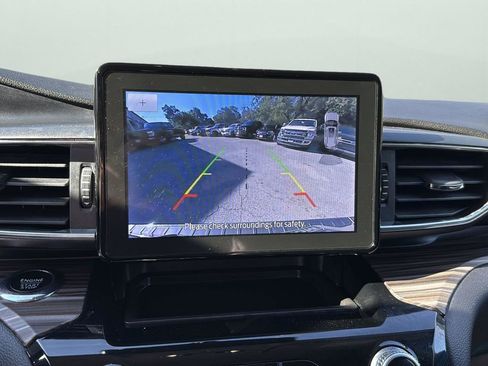 Used 2023 Ford Explorer Limited image 16