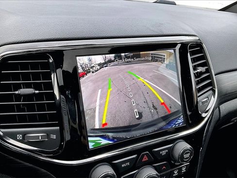 Used 2020 Jeep Grand Cherokee Altitude image 13