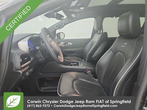 Certified 2025 Chrysler Pacifica Limited image 19