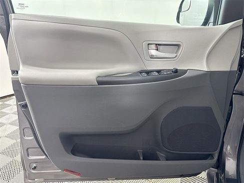 Used 2016 Toyota Sienna LE image 12