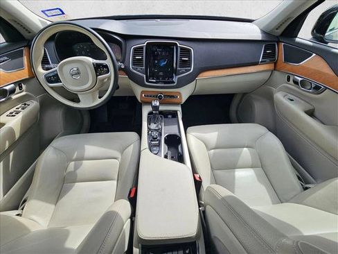 Used 2021 Volvo XC90 T6 Momentum w/ Climate Package image 12