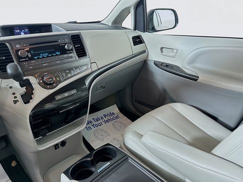Used 2014 Toyota Sienna LE FWD image 22