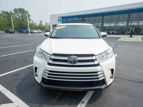 Used 2019 Toyota Highlander Plus AWD/4WD image 2