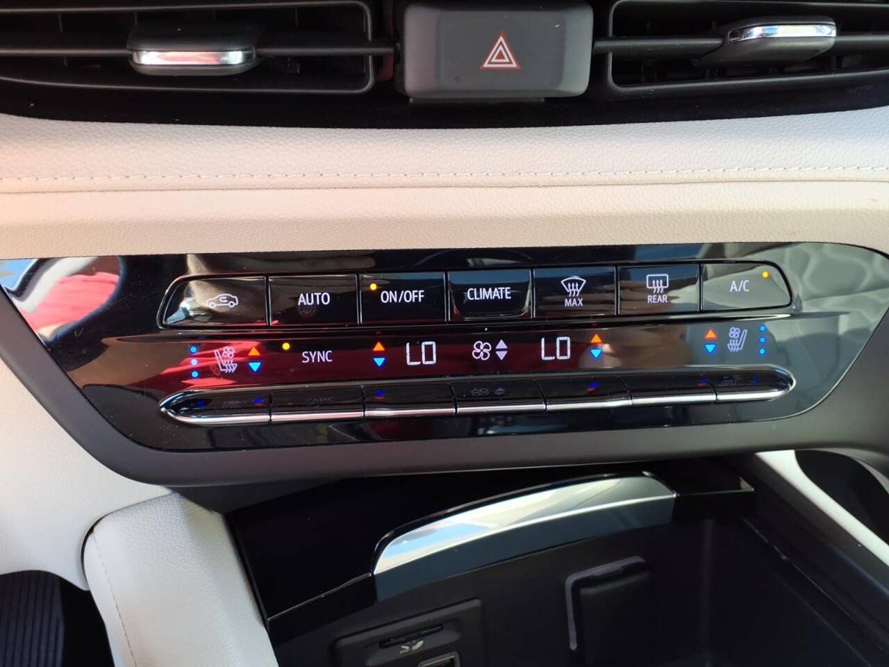 Used 2021 Buick Envision Avenir w/ Technology Package II FWD image 18