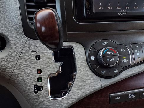 Used 2013 Toyota Sienna XLE FWD image 9