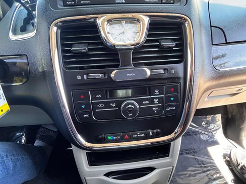 Used 2015 Chrysler Town & Country Touring FWD image 17