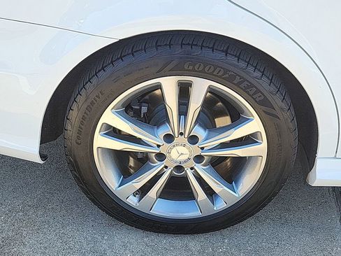 Used 2014 Mercedes-Benz E 250 BlueTEC Sedan image 31