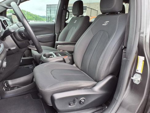 Used 2019 Chrysler Pacifica Touring Plus w/ S Appearance Package FWD image 11