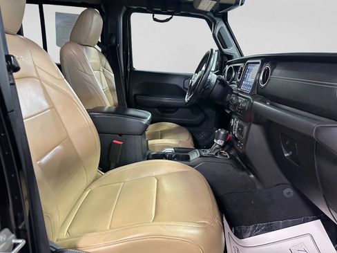 Used 2018 Jeep Wrangler Unlimited Sahara w/ Dual Top Group AWD/4WD image 23