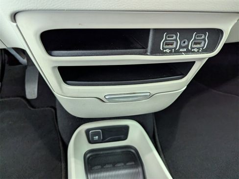 Used 2022 Chrysler Voyager LX image 25