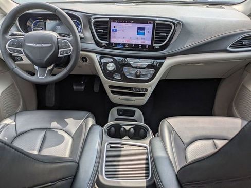 Used 2023 Chrysler Pacifica Touring-L FWD image 17