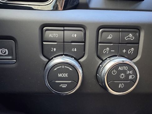 Used 2025 GMC Sierra 2500 AT4 w/ AT4 Premium Plus Package image 25