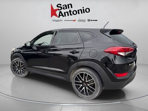 Used 2018 Hyundai Tucson SE image 2