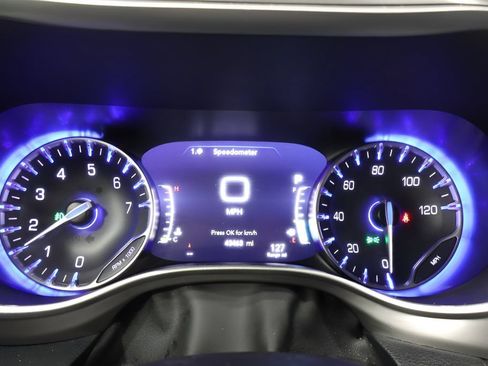 Certified 2025 Chrysler Pacifica Select FWD image 18